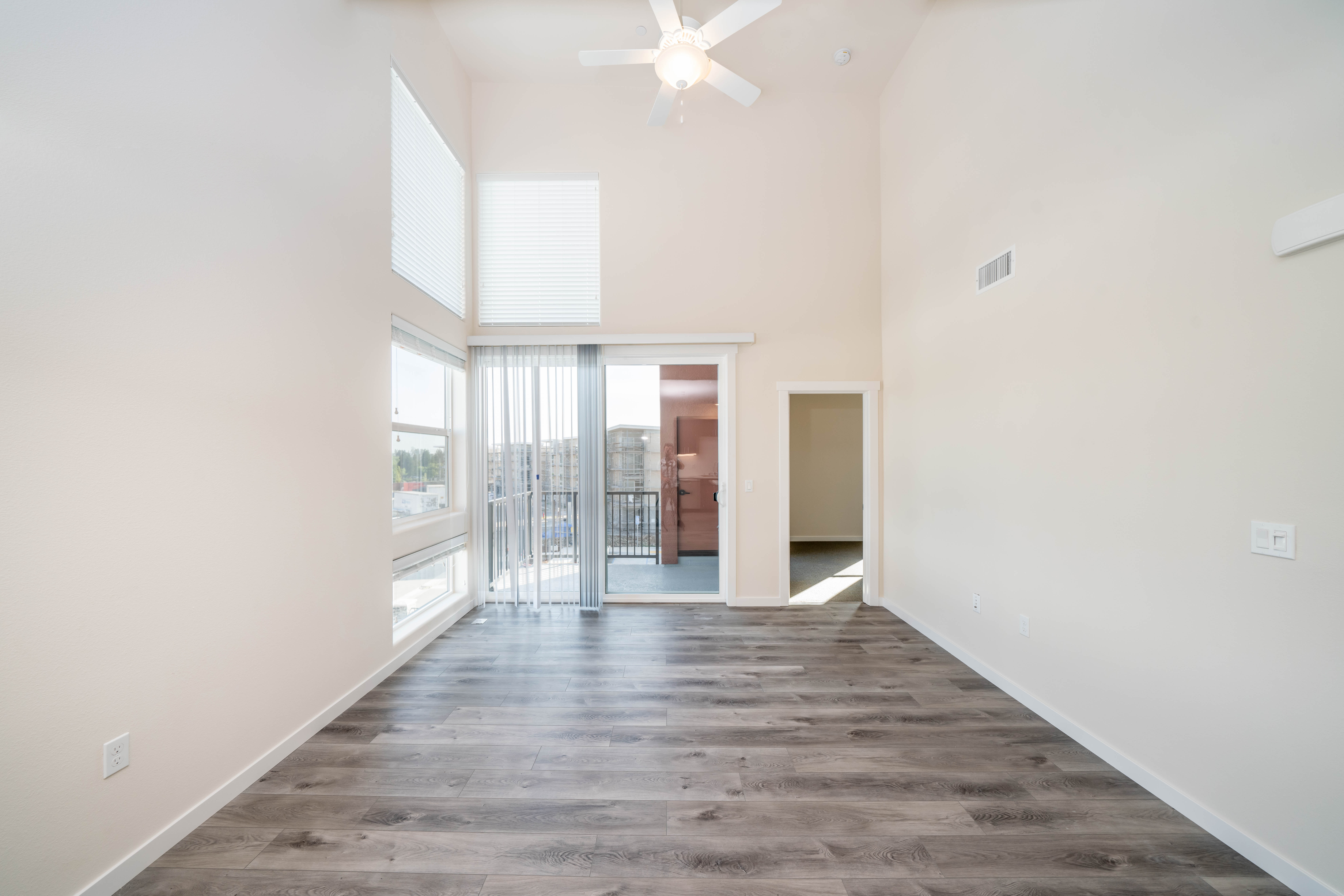 Unfurnished living area with view onto balcony