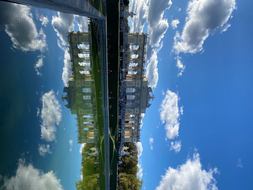 Imperial cities, breathtaking Alpine landscapes, exceptional culture, and timeless elegance.
Austria is a destination where history, nature, and sophistication exist in perfect harmony.
Because luxury isn't always about having more.
Sometimes, it's about finding perfect balance.