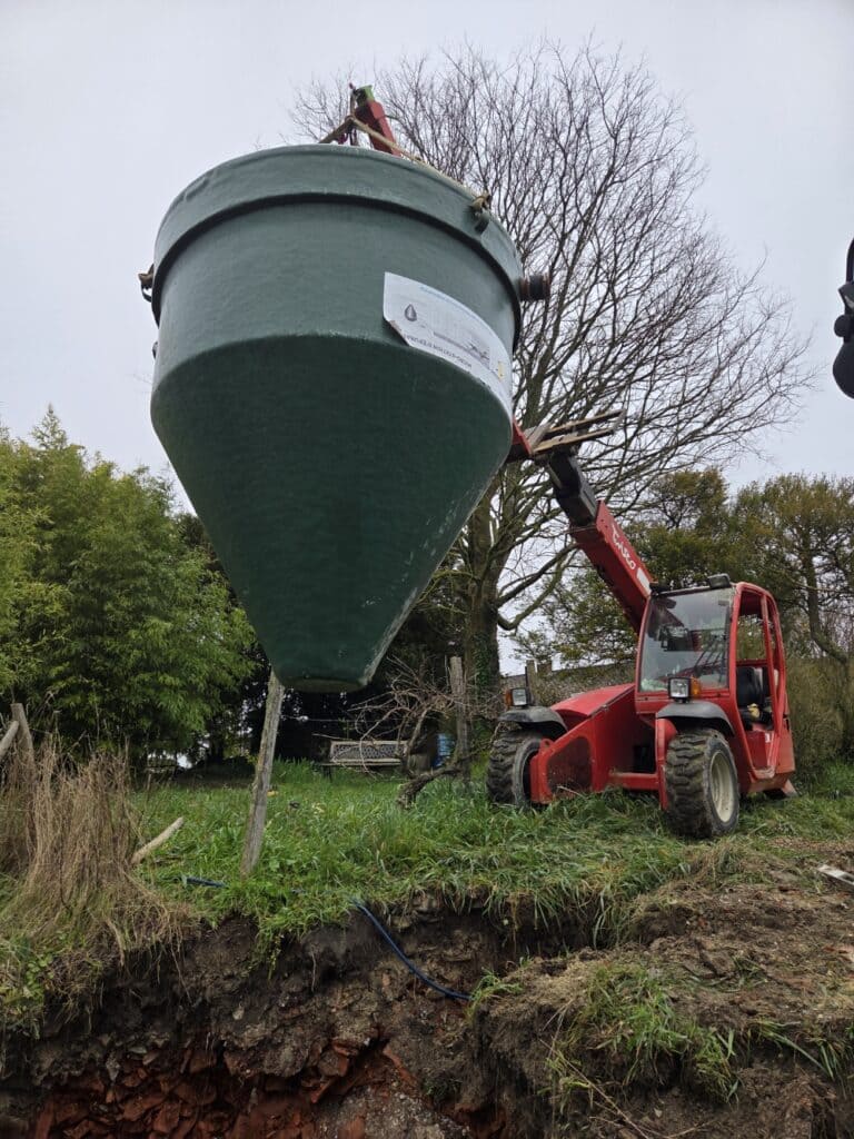 Micro-station 20 EH pour des gîtes à Agen : une installation discrète sur terrain en pente