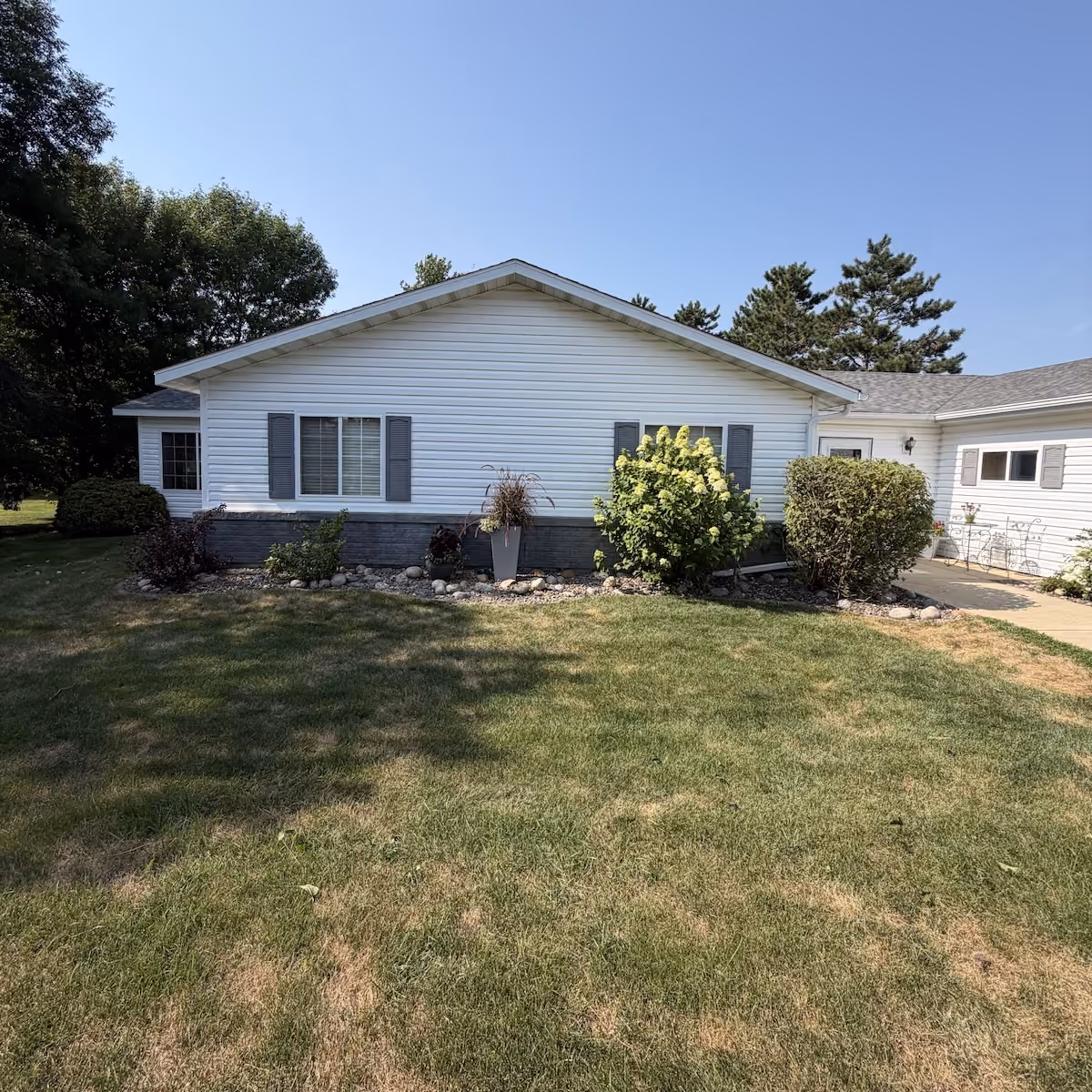 Professional grass cutting and lawn maintenance in Lake Park Minnesota