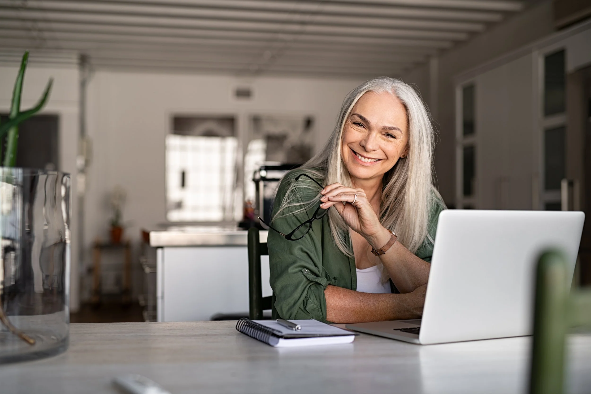  A senior leader practices an inclusive coaching conversation with a virtual Practica Learning Roleplayer Coach. 