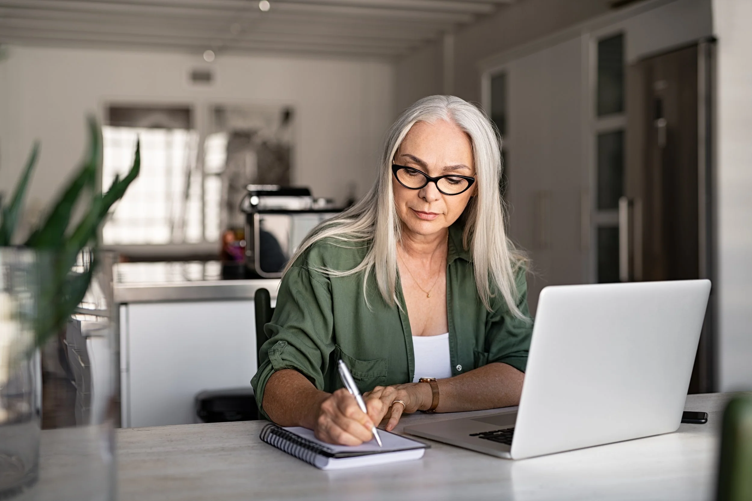  A senior leader practices an inclusive coaching conversation with a virtual Practica Learning Roleplayer Coach. 