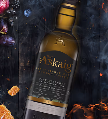 Bonfire Smoke, Cinder Toffee & Dark Fruit Bursts of zesty citrus and black pepper, evolving to toasted bread, marmalade, and smoke. On the palate, it’s fresh with salt, lime, and spices, while the finish lingers with spice, smoke, and toffee-like richness.