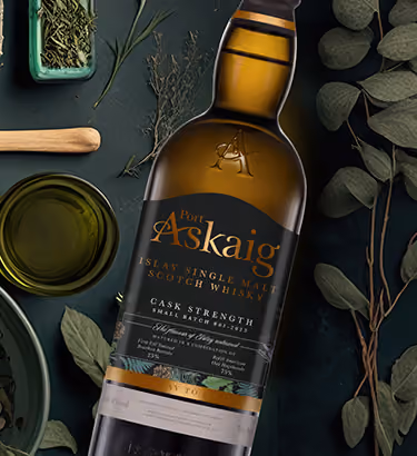 Bursts of zesty citrus and black pepper, evolving to toasted bread, marmalade, and smoke. On the palate, it’s fresh with salt, lime, and spices, while the finish lingers with spice, smoke, and toffee-like richness.