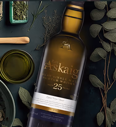 Coal smoke meets tropical bursts of pineapple, lychee, and guava, mellowing into florals, peach, and burnt matchsticks. The palate is rich with pastrami, saucisson, rye crackers, and chargrilled vegetables, alongside leather, nutmeg, and grapefruit. A lingering finish of herbs and dry woodsmoke.