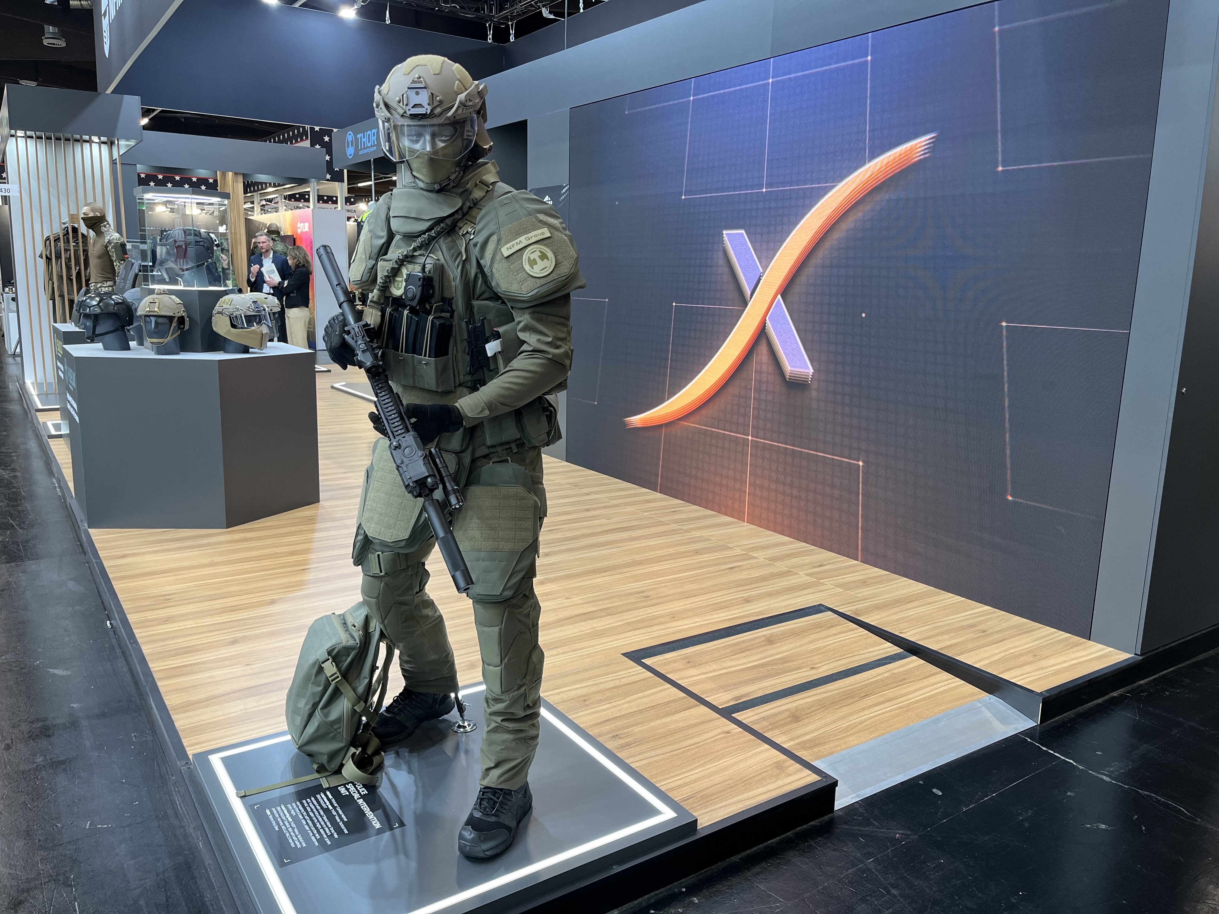 Schutzsystem von Hexonia auf einer Präsentationsfigur der Enforce Tac 2025.