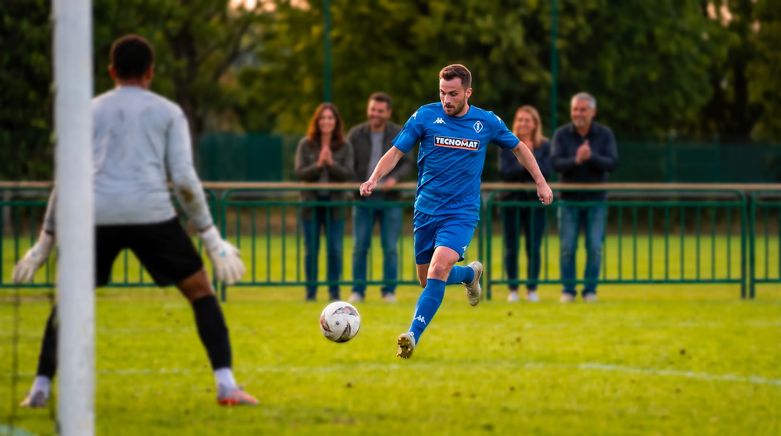 Jeune joueur en tenue de football sur le terrain