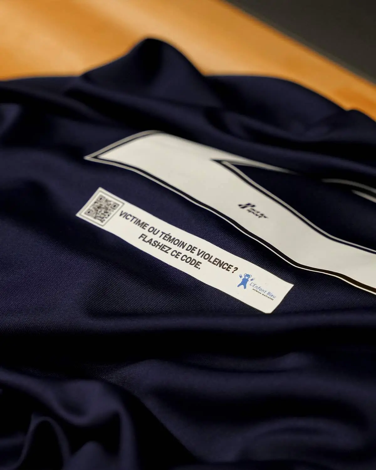 Maillot de football floqué du QR code de l'association L'Enfant Bleu