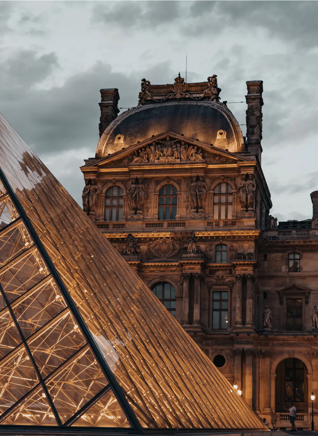 Vue de la pyramide du Louvre lorsque la nuit tombe.