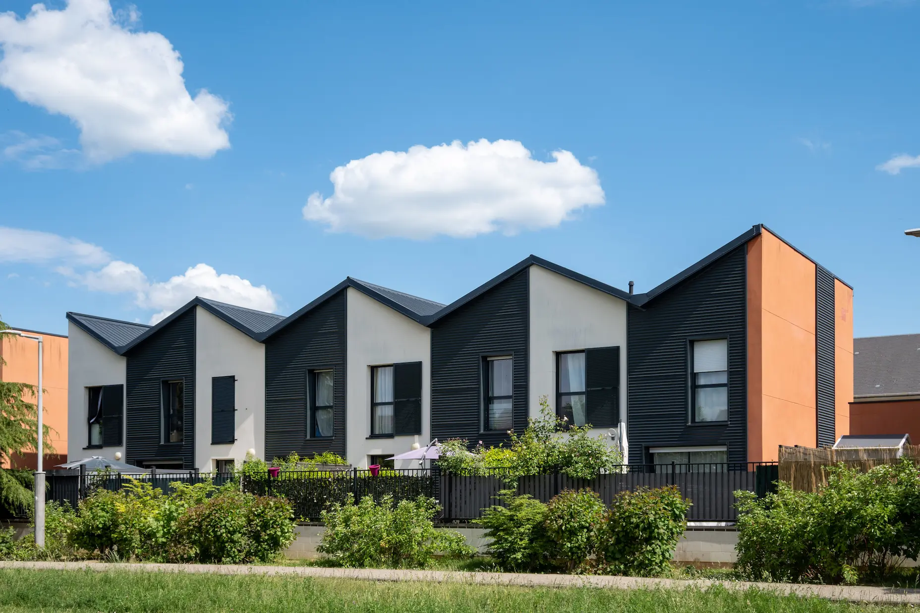 Maisons résidentielles modernes sous un ciel bleu clair