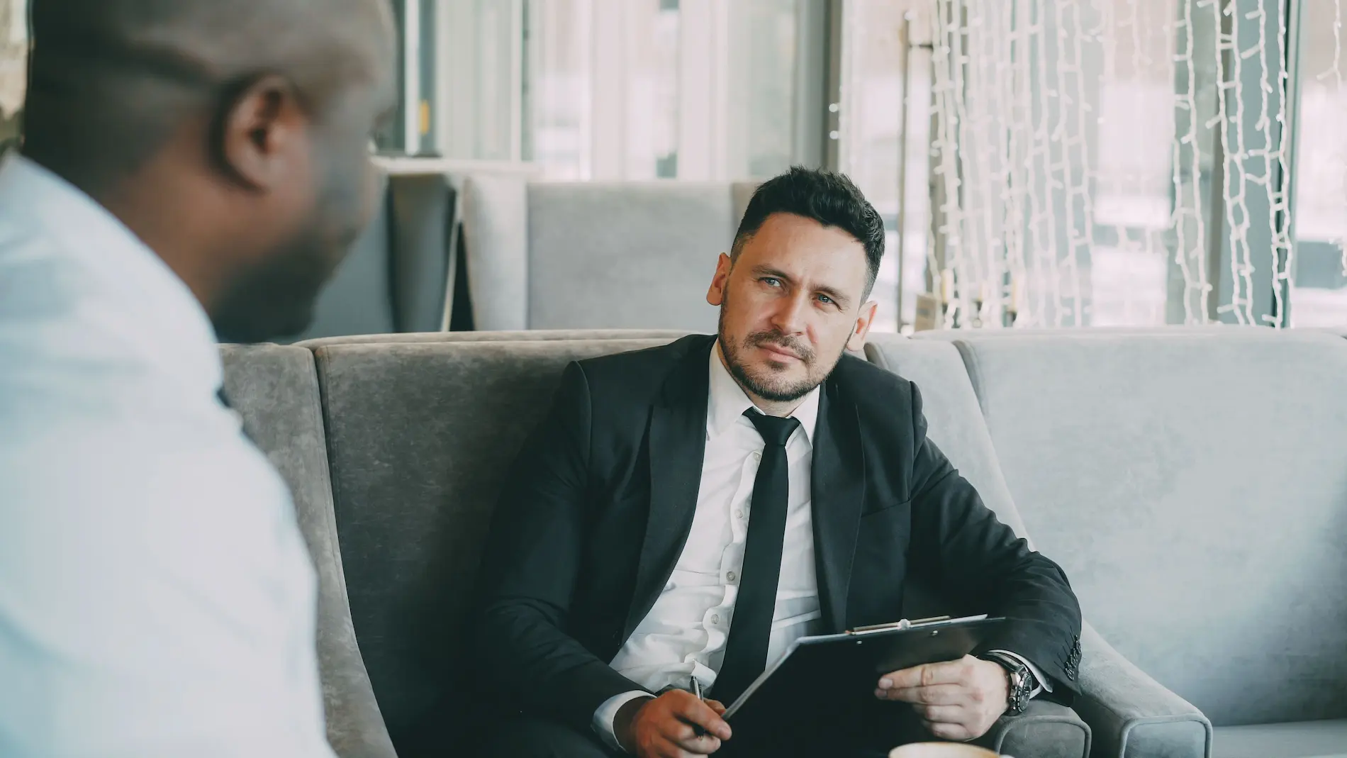 Deux hommes d'affaires engagés dans une conversation professionnelle à l'intérieur