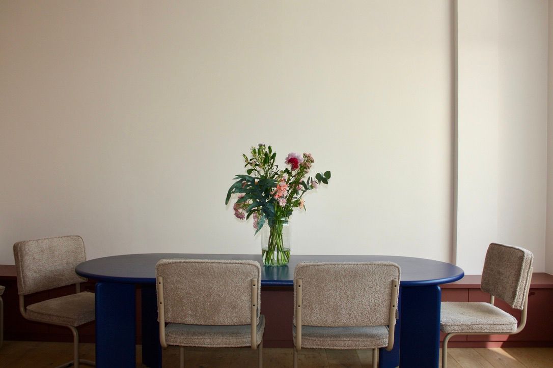 Ons huis: eetkamer met kobalt en oxblood