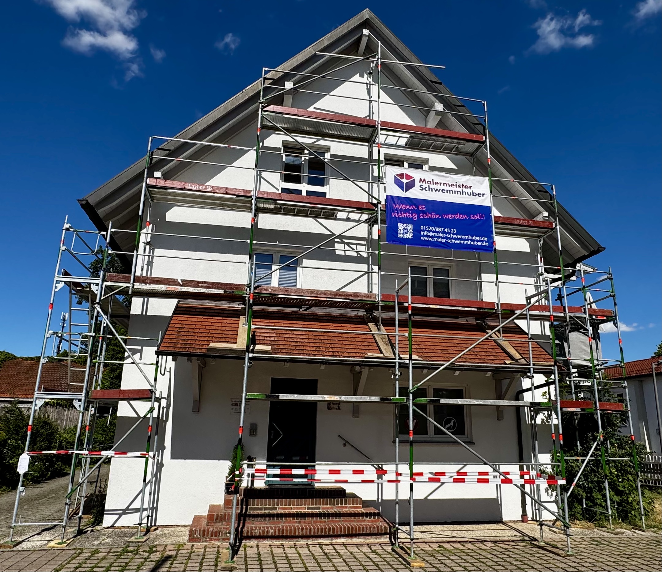 Malermeister Thorsten Schwemmhuber bei Fassadenarbeiten