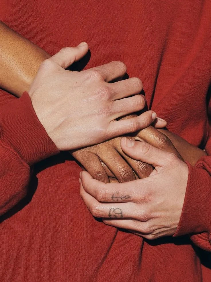 Dos personas dándose la mano en señal de acompañamiento
