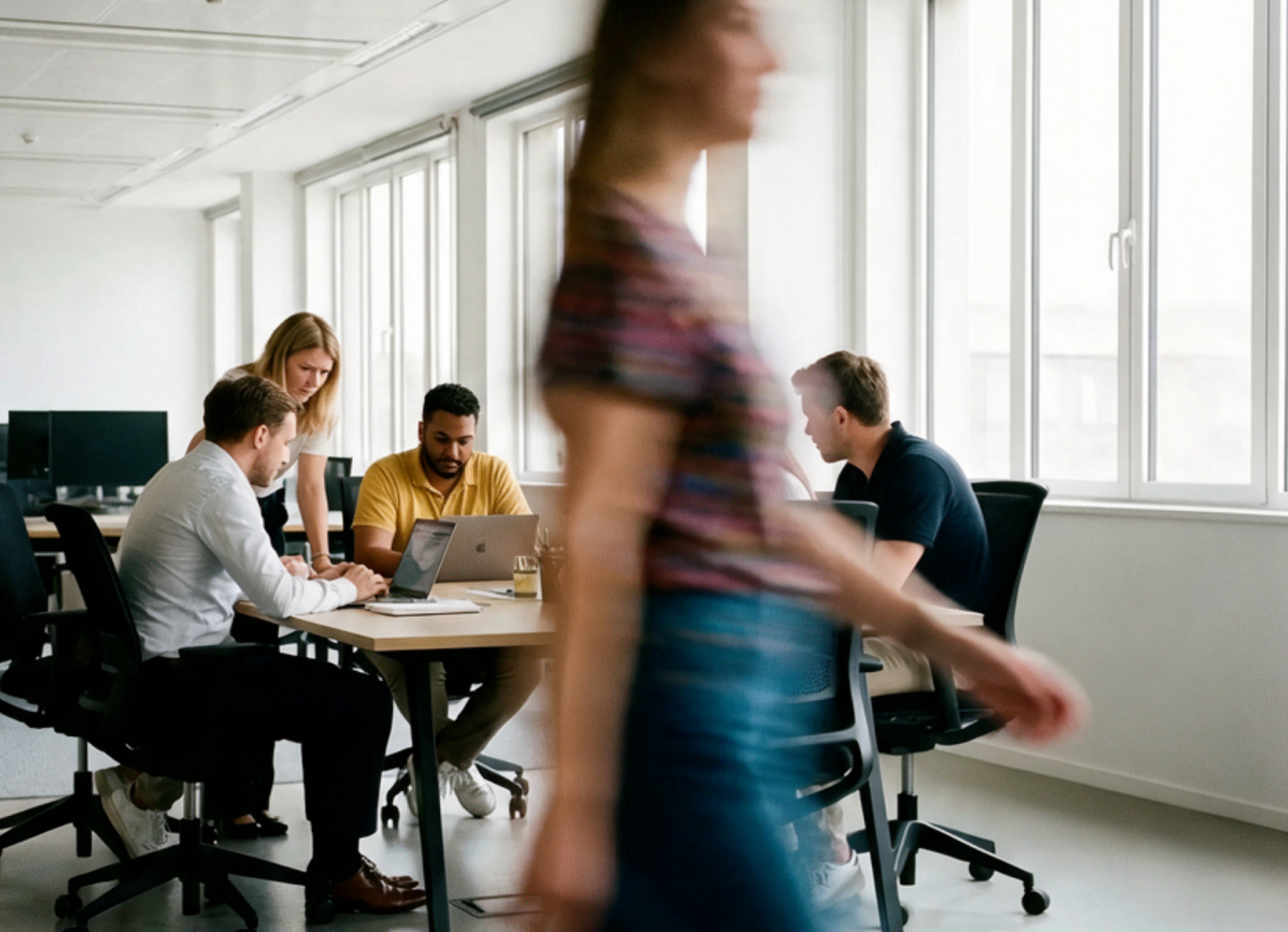 Equipo de una organización en su lugar de trabajo