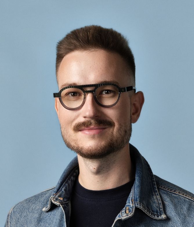Portrétna fotografia Jakuba Šarvaica, Art Directora a zakladateľa Hello Satori.