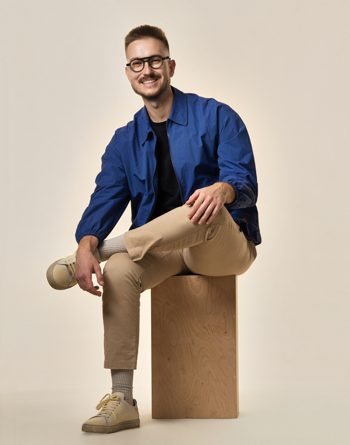 Portrétna fotografia Jakuba Šarvaica, Art Directora a zakladateľa Hello Satori.