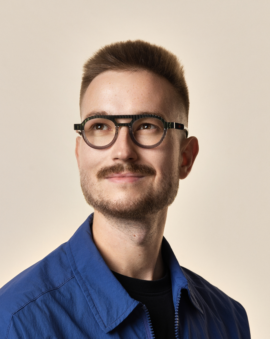 Portrétna fotografia Jakuba Šarvaica, Art Directora a zakladateľa Hello Satori.