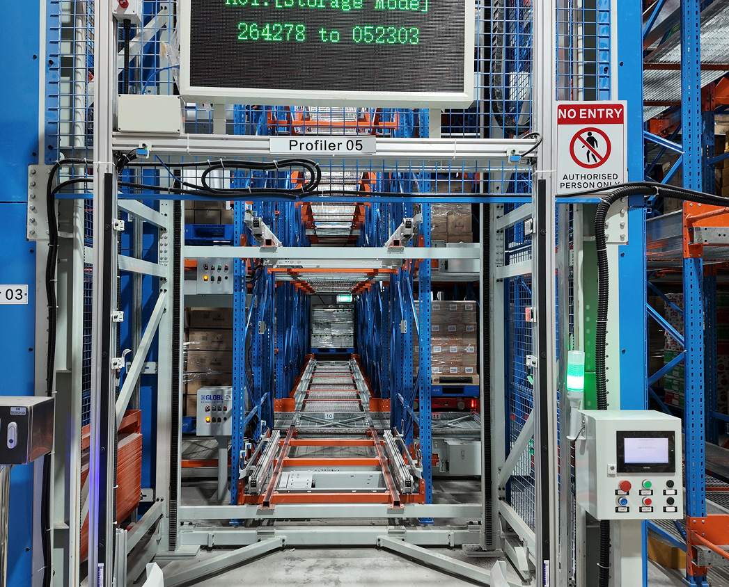 Four-way shuttle system operating in a warehouse aisle