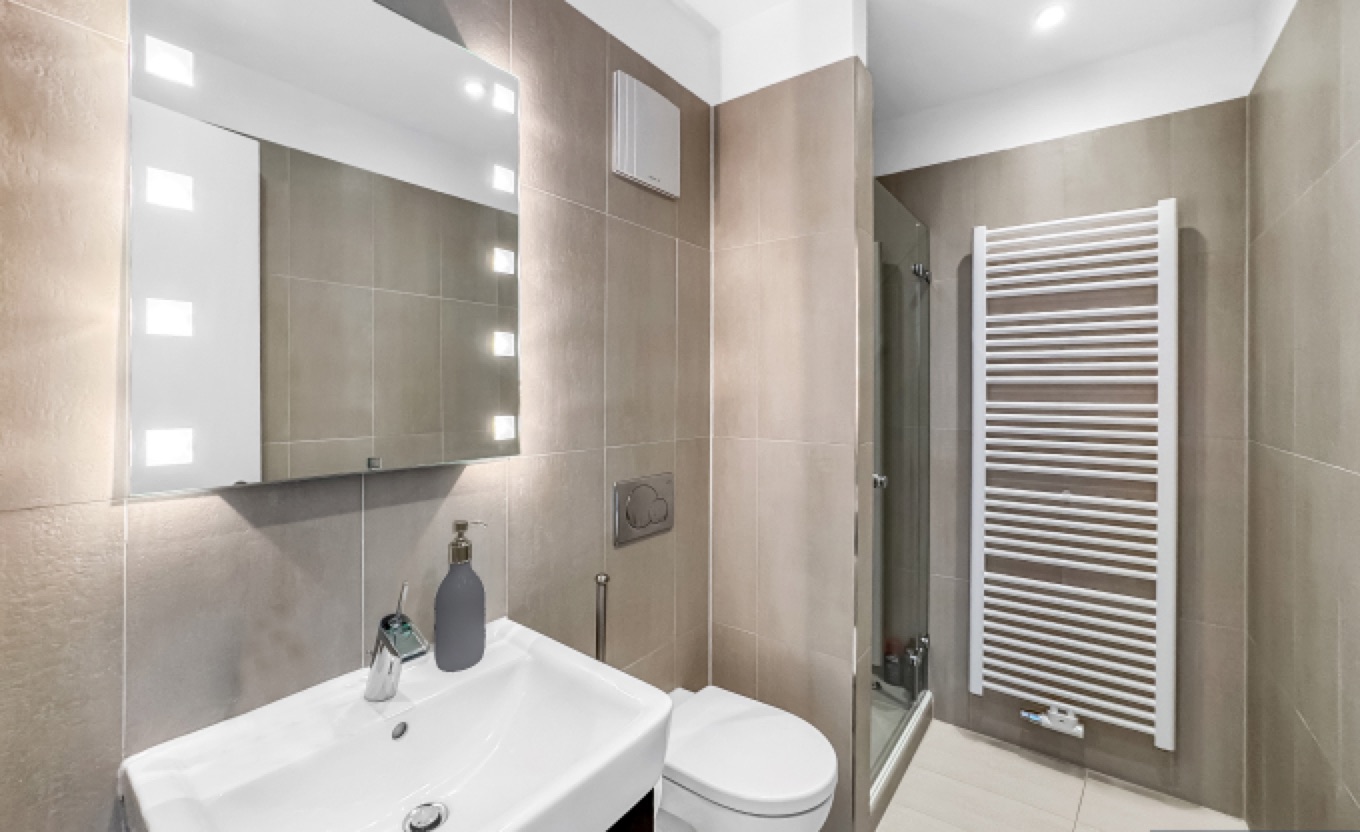Separates Gäste-WC mit Dusche