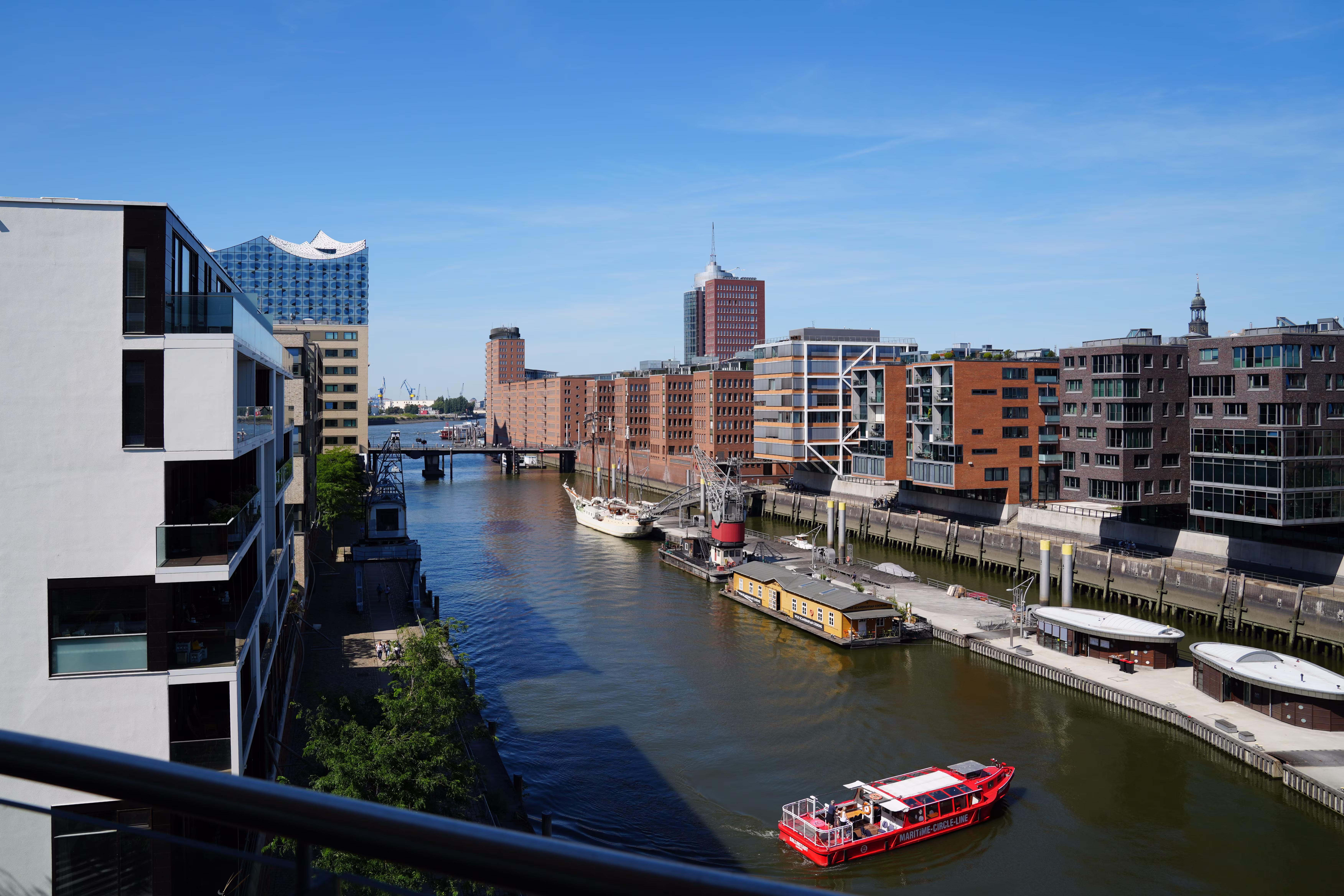 Historischer Hafenkran am Kaiserkai mit Blick auf die Elbphilharmonie