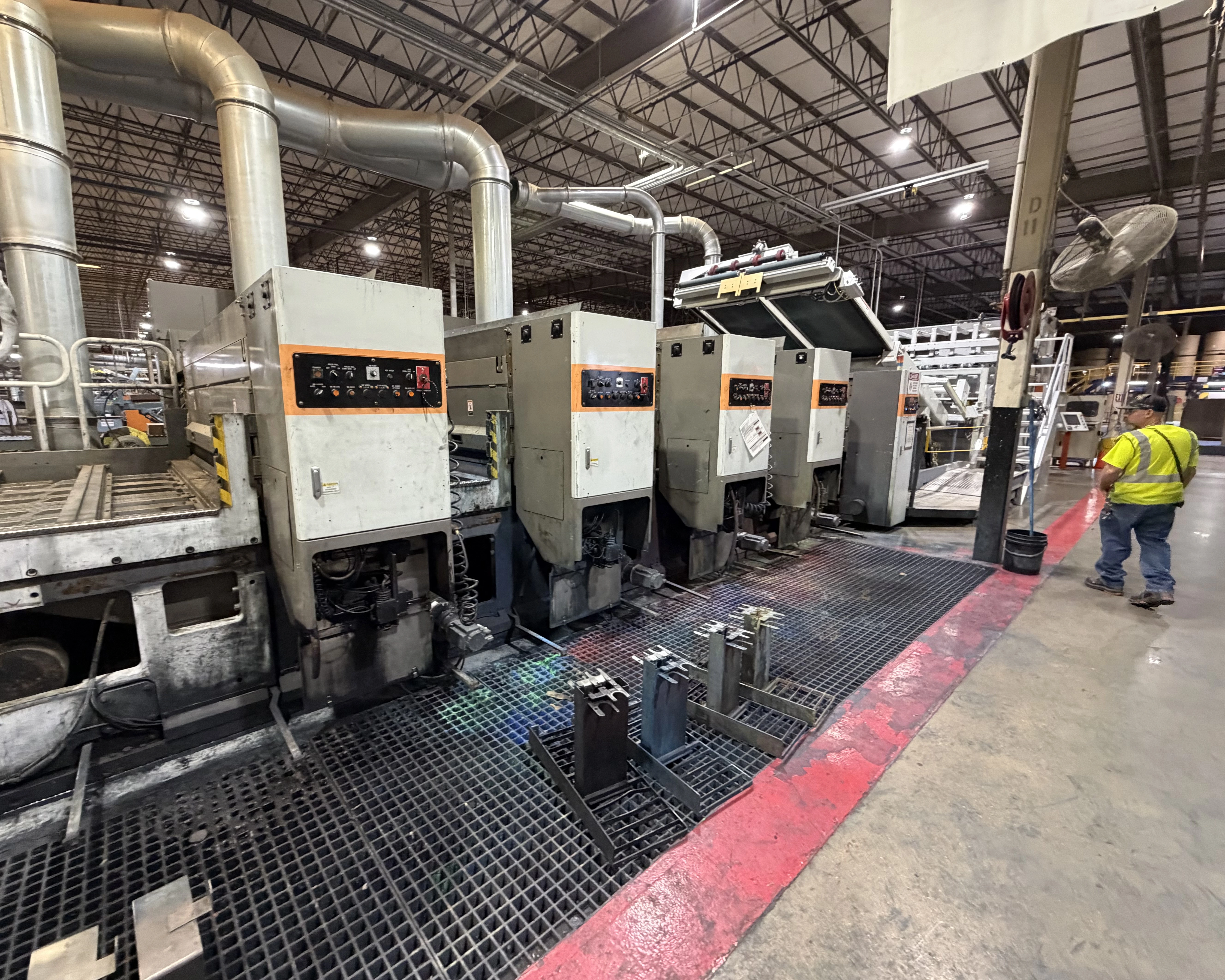 Dry ice blasting a wide format press vacuum belt
