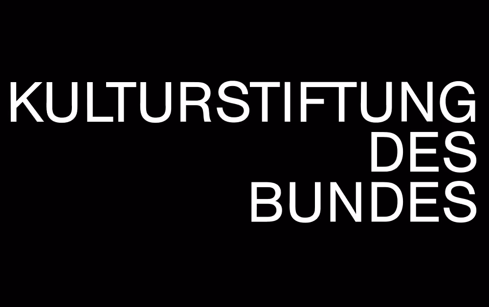 Text: Kulturstiftung des Bundes in weißer Schrift auf schwarzem Hintergrund.