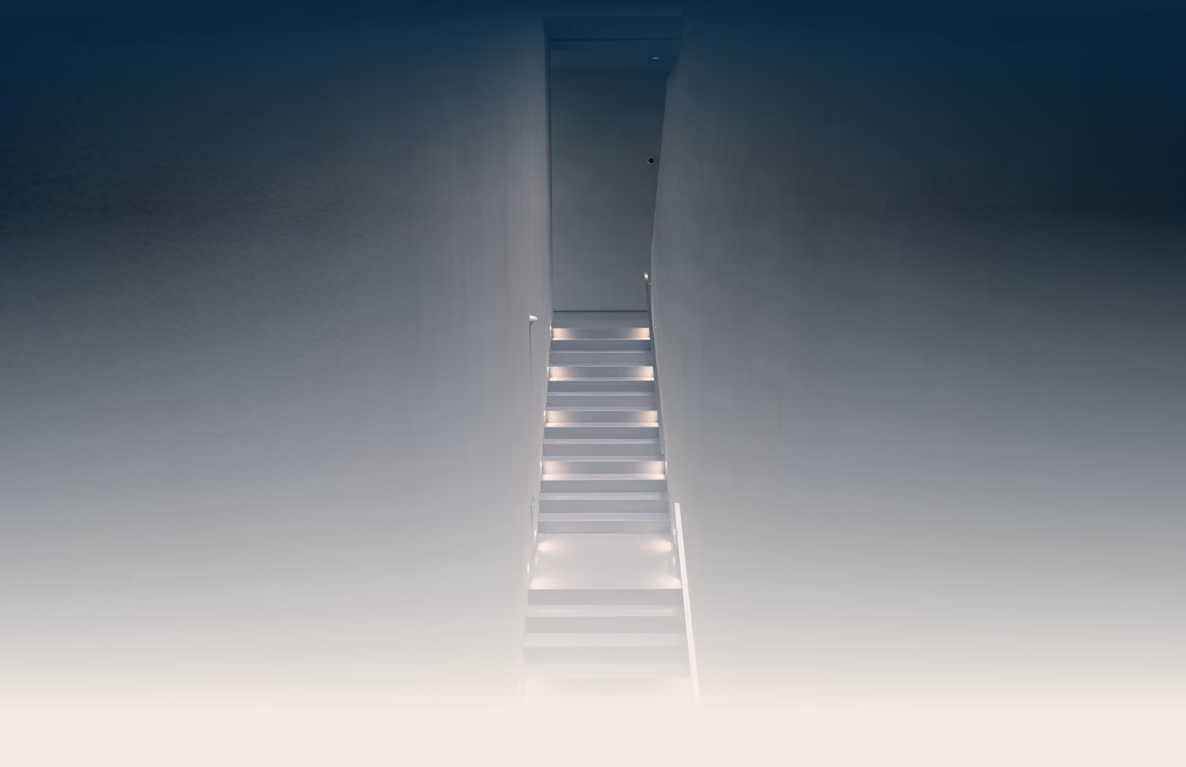 Schmale helle Treppe führt aus dem Dunkeln nach oben