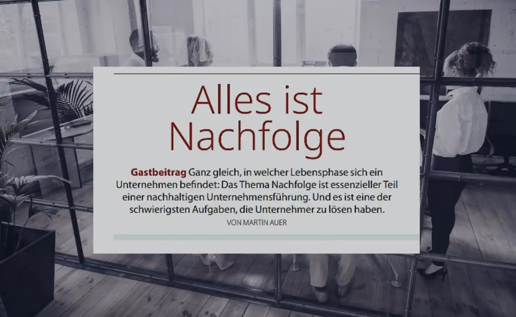 Magazinseite „Alles ist Nachfolge“, Gastbeitrag von Martin Auer, vor einem Schwarz-Weiß-Bürofoto