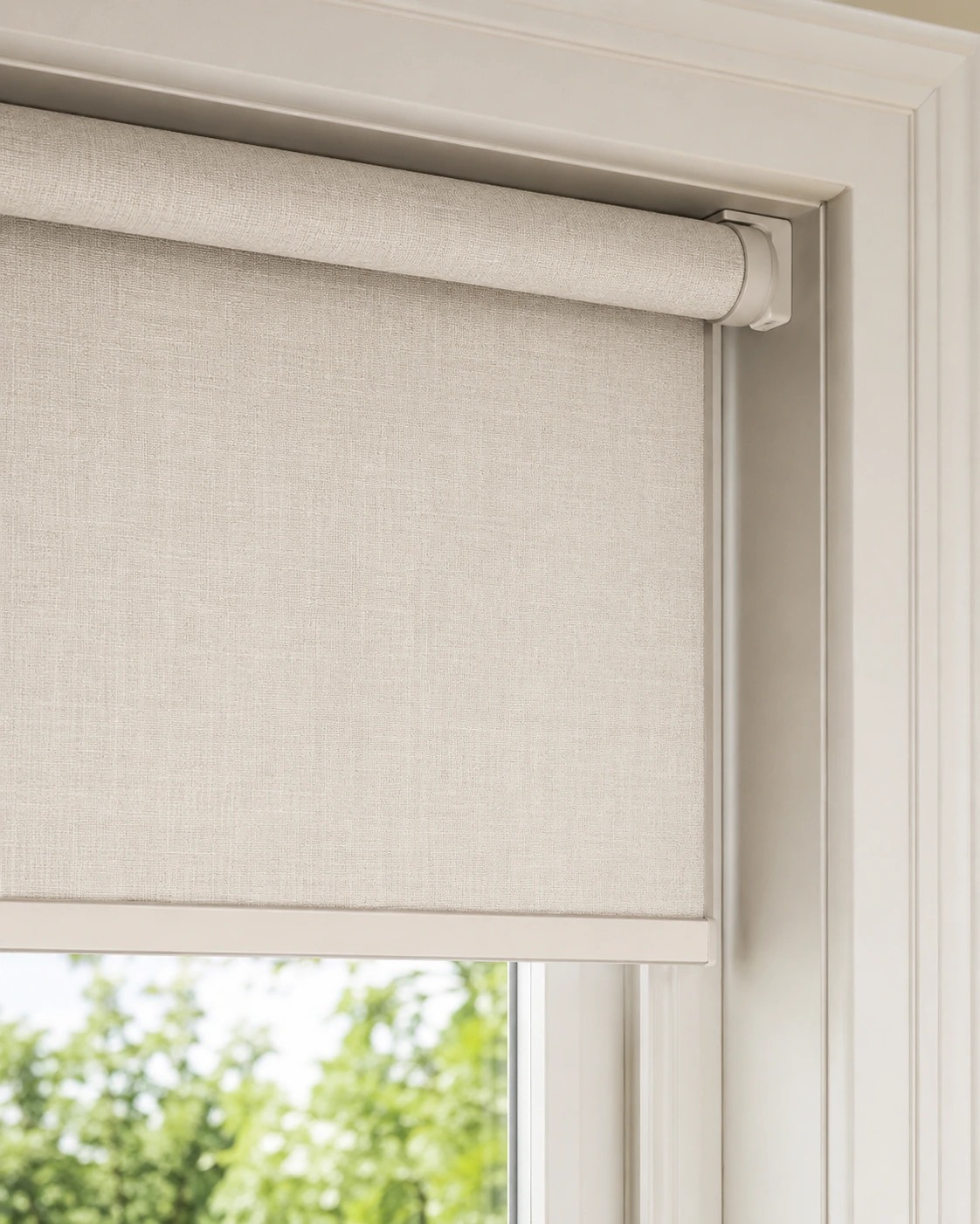 Cordless roller shade fitted to a window