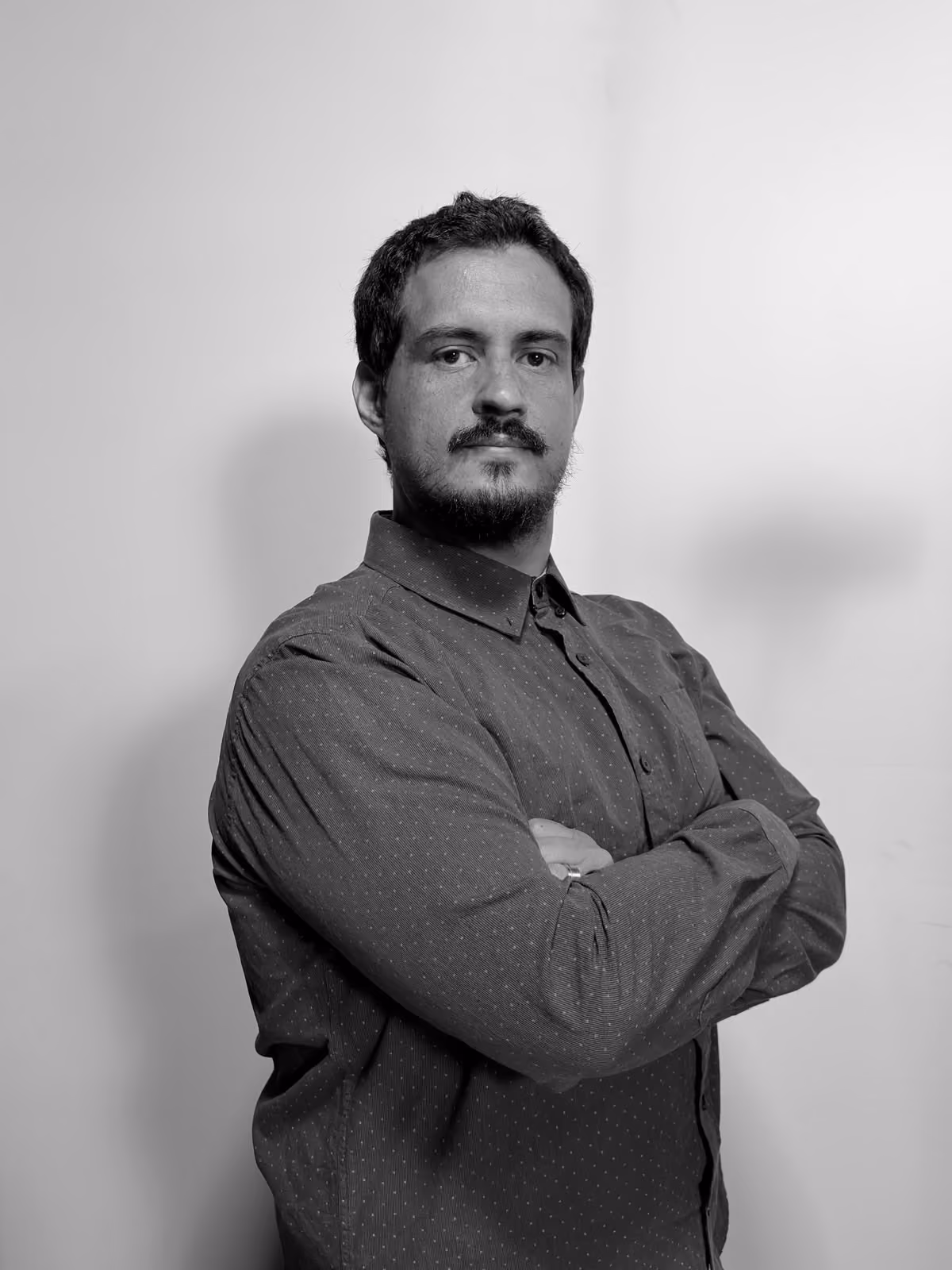 Thales Sedenho — retrato sério em preto e branco