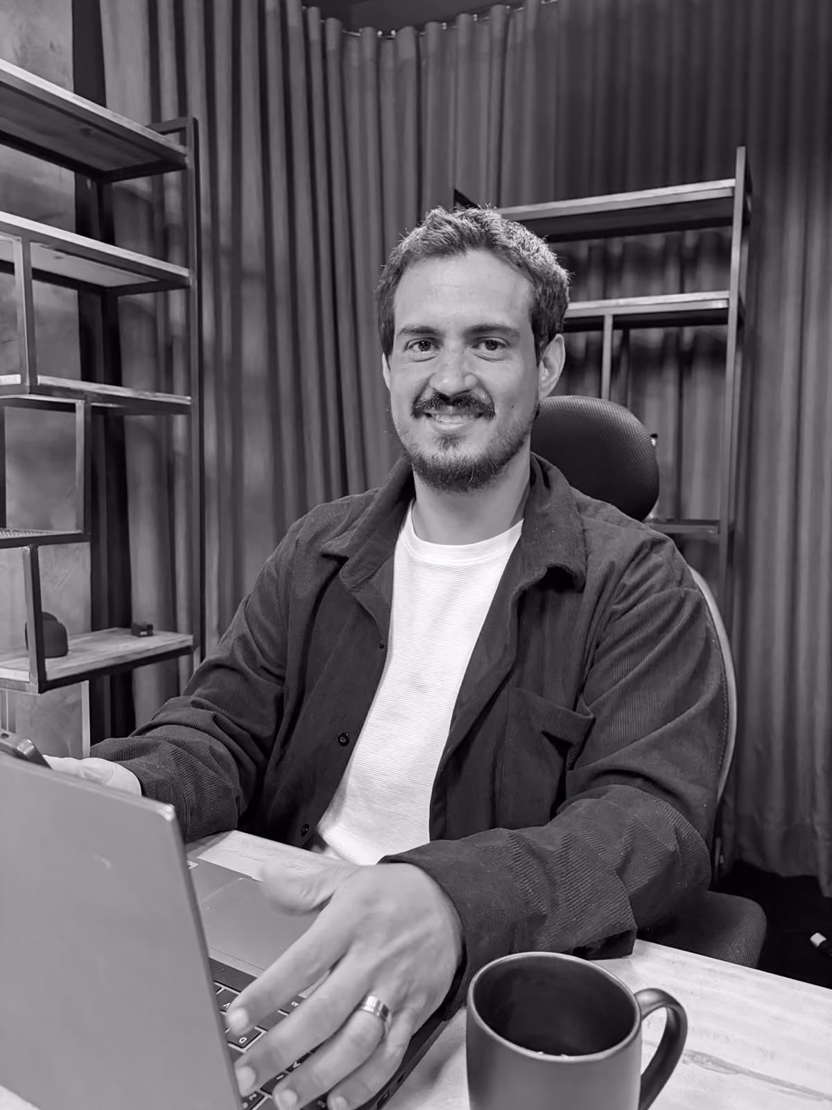 Thales Sedenho, fundador da Pipa Marketing, trabalhando no notebook