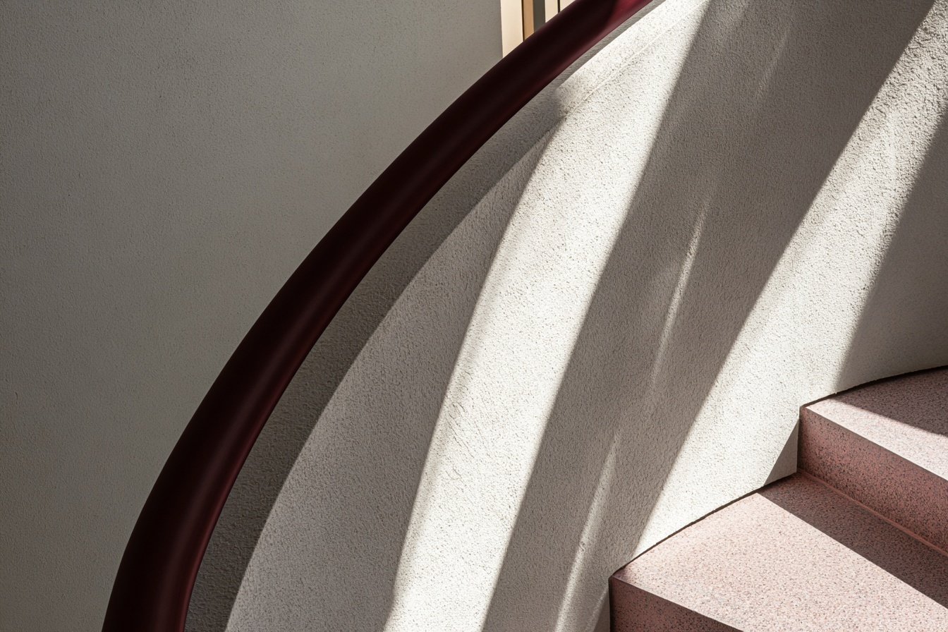 Ombre et lumière sur un escalier sculptural et sa rampe