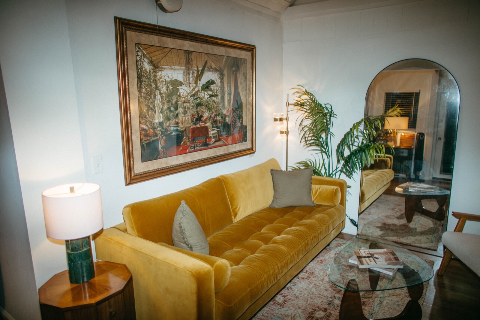 Salon avec un canapé jaune.