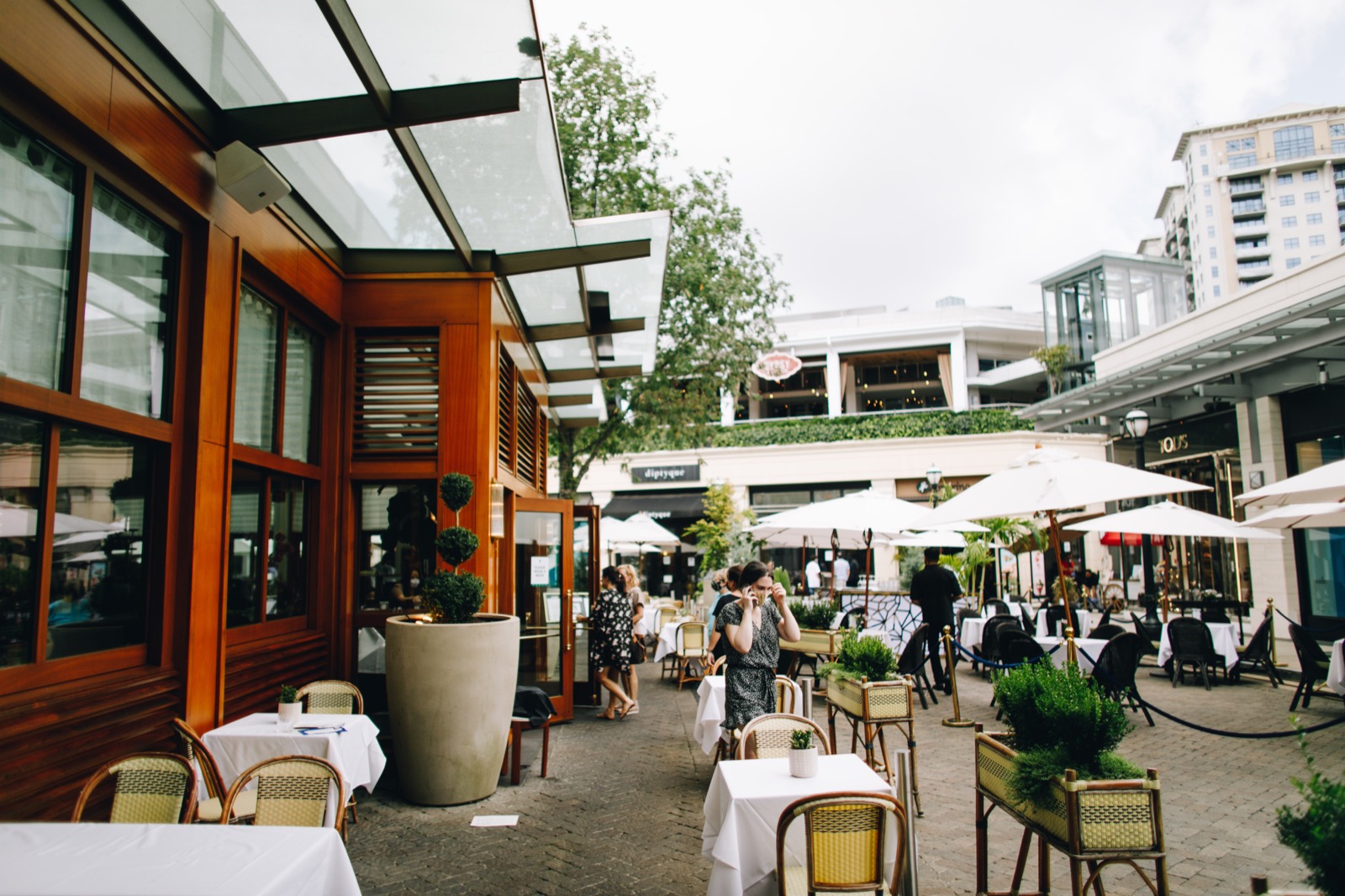Terrasse et devanture d’un restaurant.