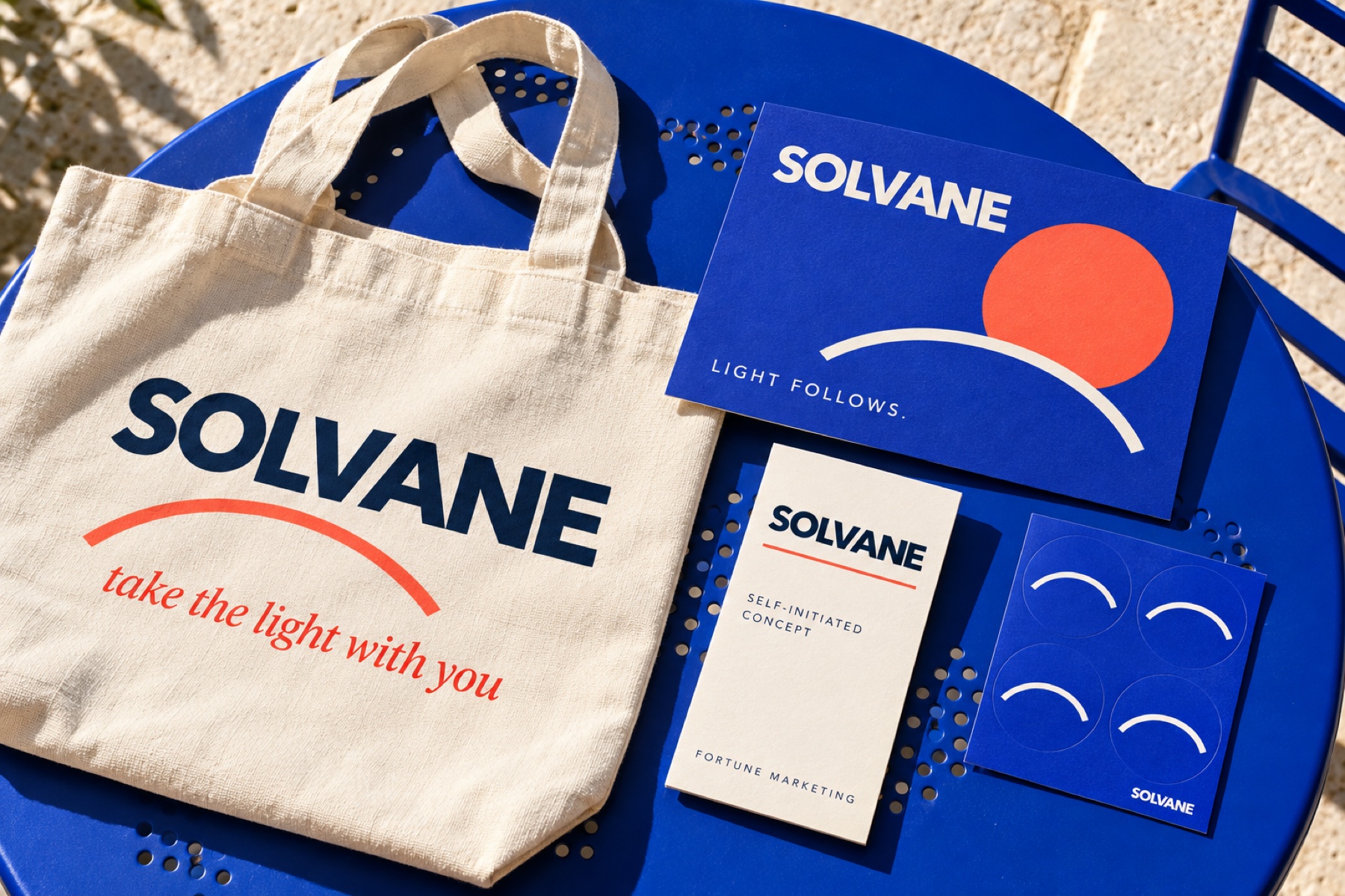 Concepto de identidad SOLVANE en una bolsa, tarjetas impresas y pegatinas