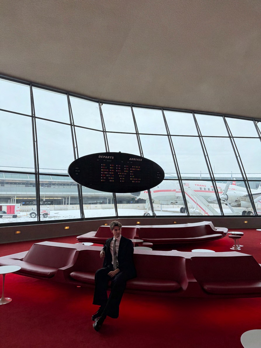 Shawn Fortune assis à l’intérieur du TWA Flight Center