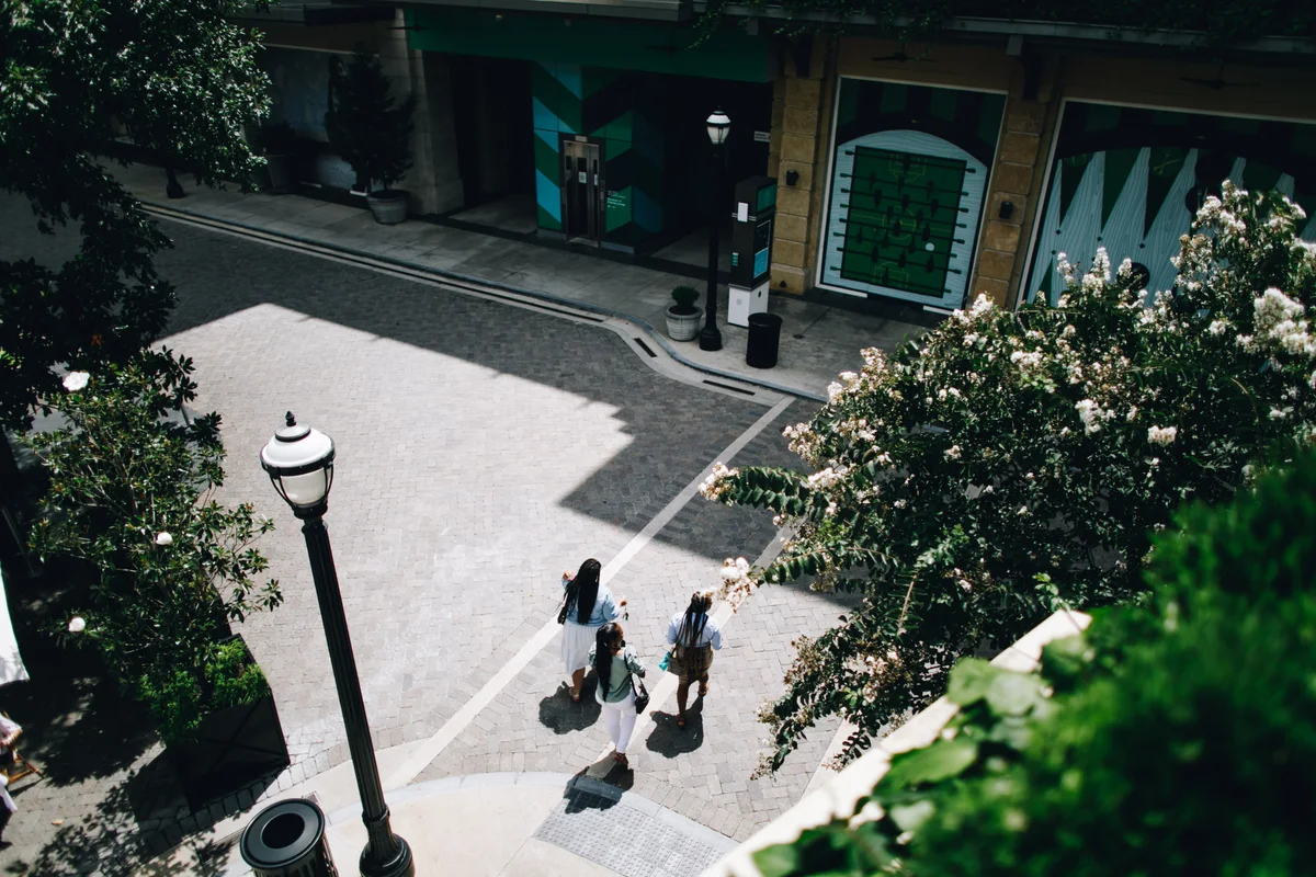 Personas y espacio público en Buckhead Village
