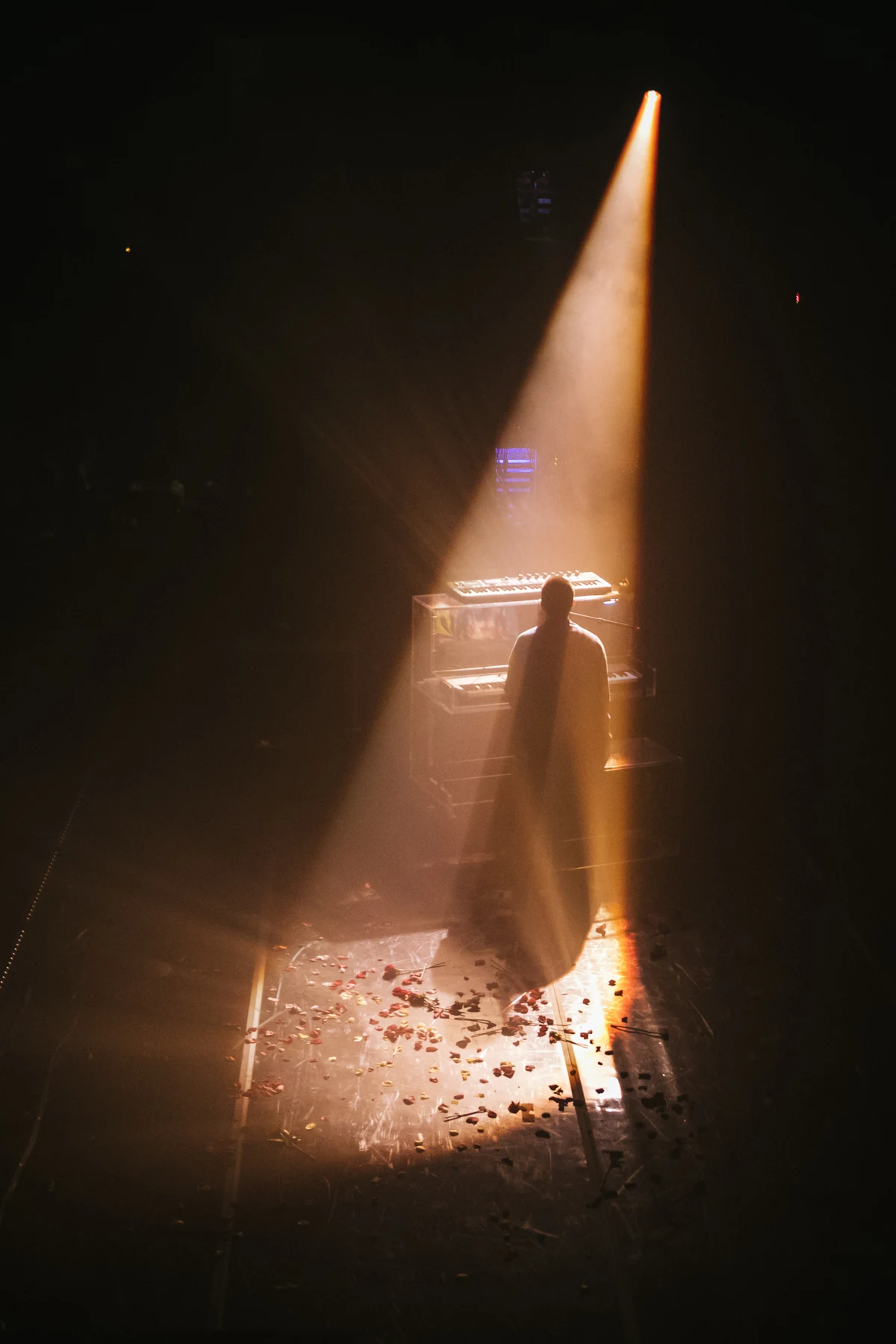 Un artiste sous un projecteur