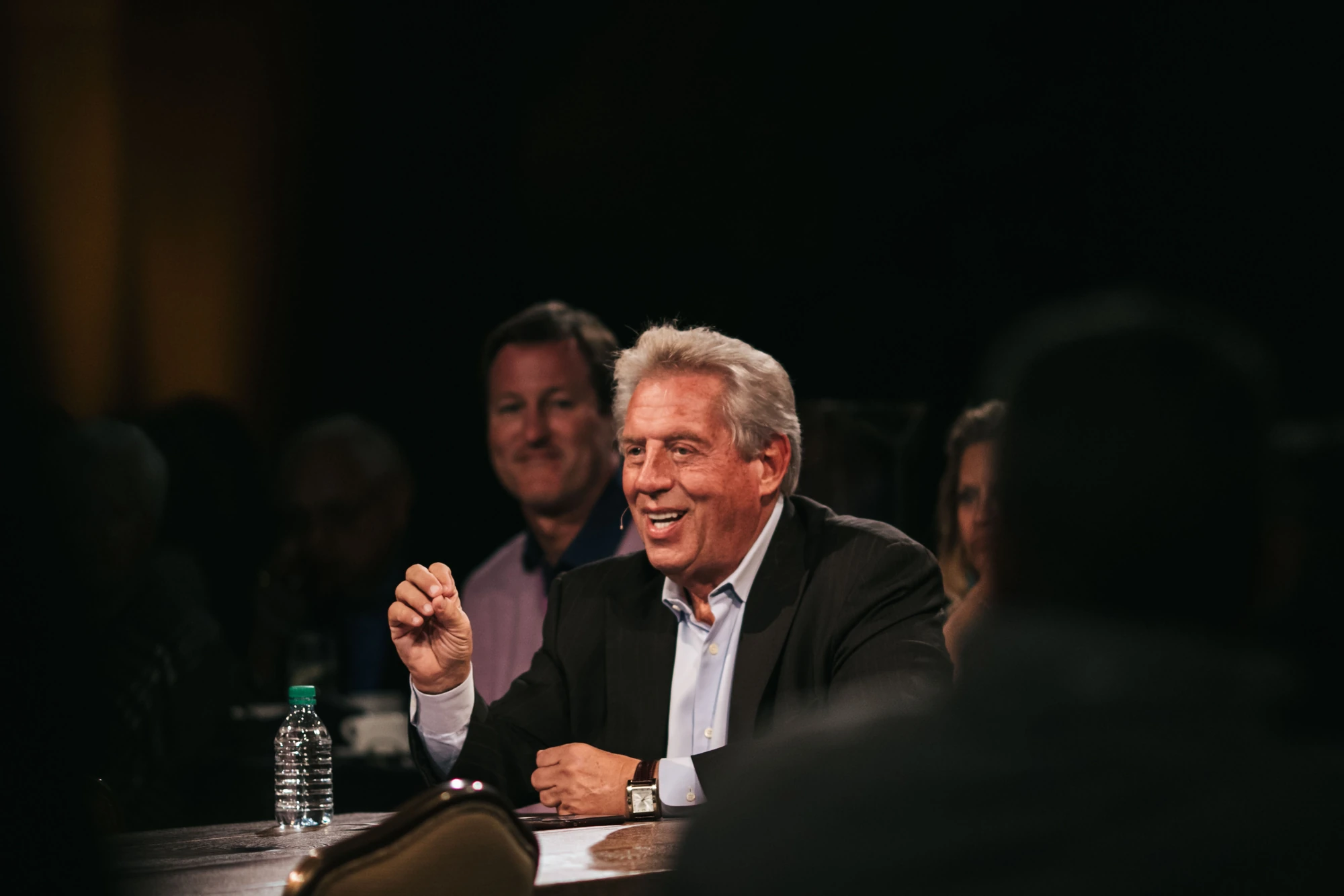 John Maxwell prend la parole lors d’une table ronde