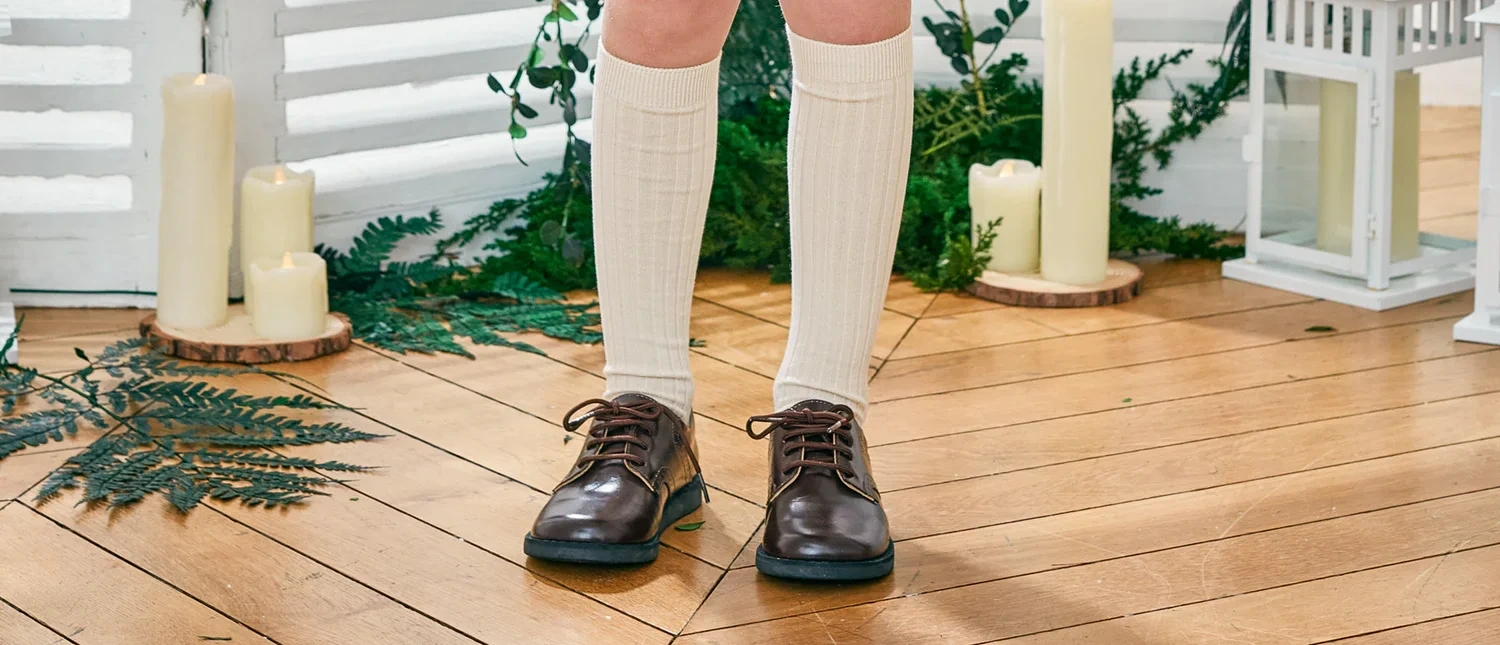 Chaussures pour enfants en cuir marron dans une photographie de produit Elephantito.