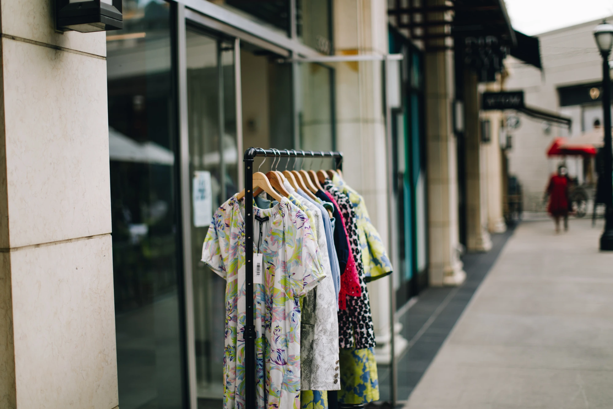 Des vêtements colorés exposés le long d’une allée commerçante à Buckhead Village.