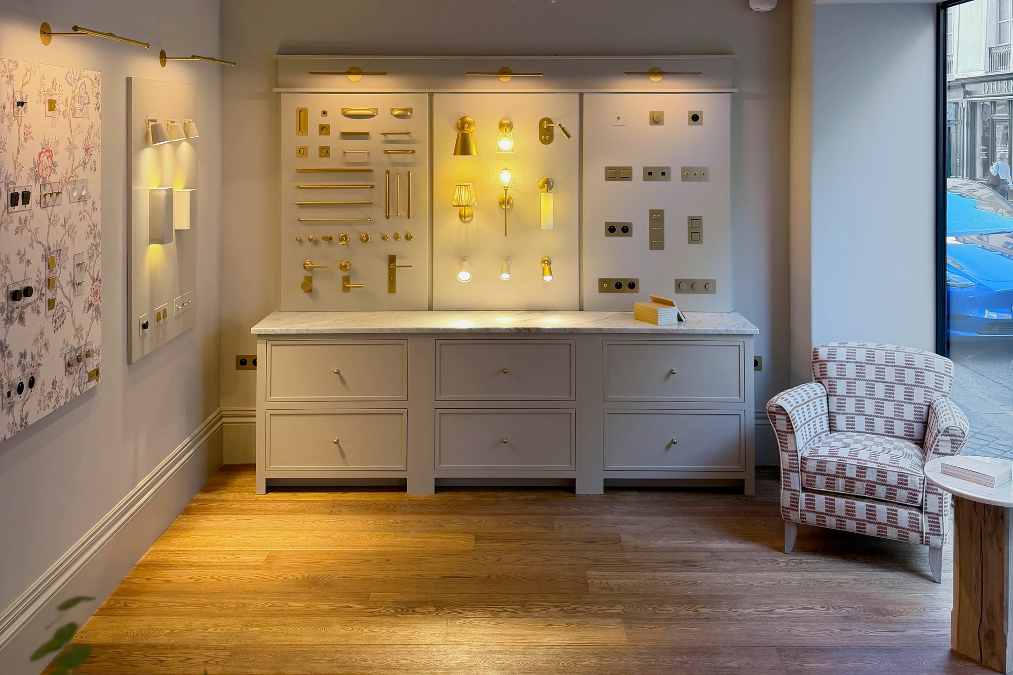 Luminaires et quincaillerie architecturale exposés dans le showroom Corston à Paris.