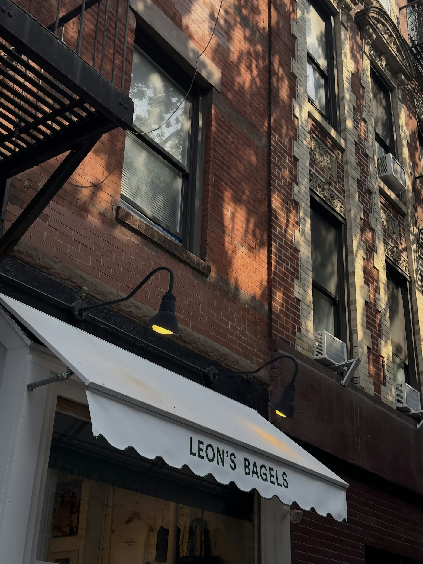 La devanture de Leon’s Bagels avec un auvent blanc, sur Thompson Street à New York.