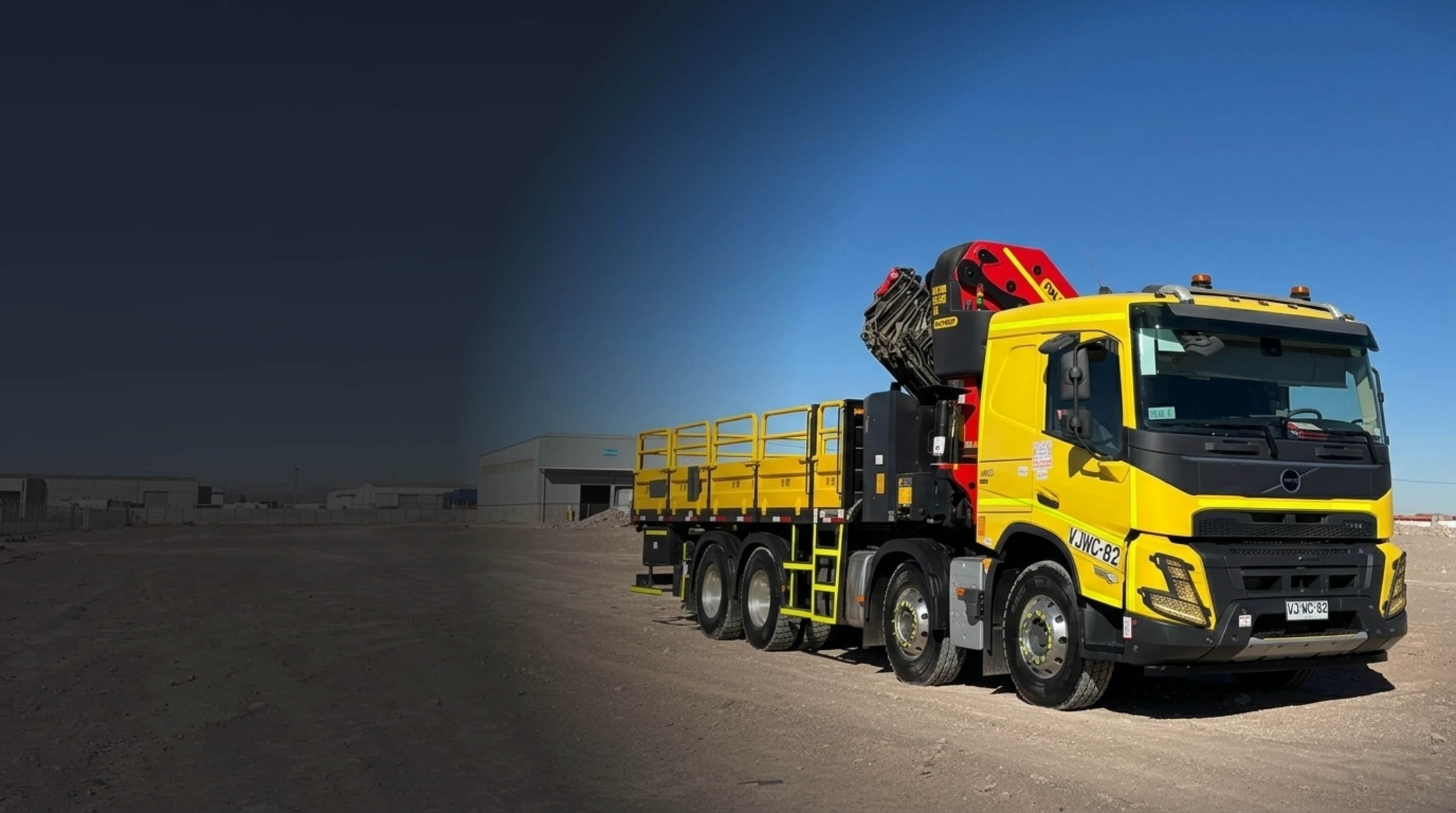 Camion pluma Provetec operando en faena minera