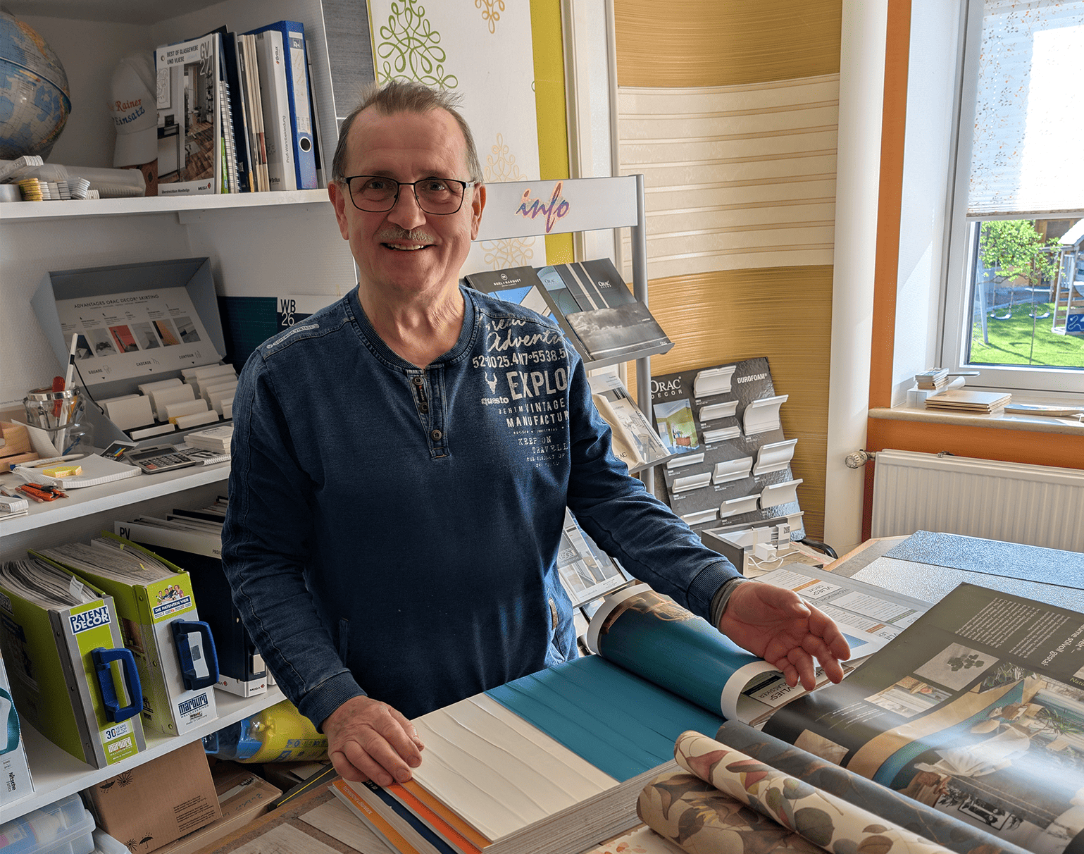 Rainer Hubrich bei der Beratung