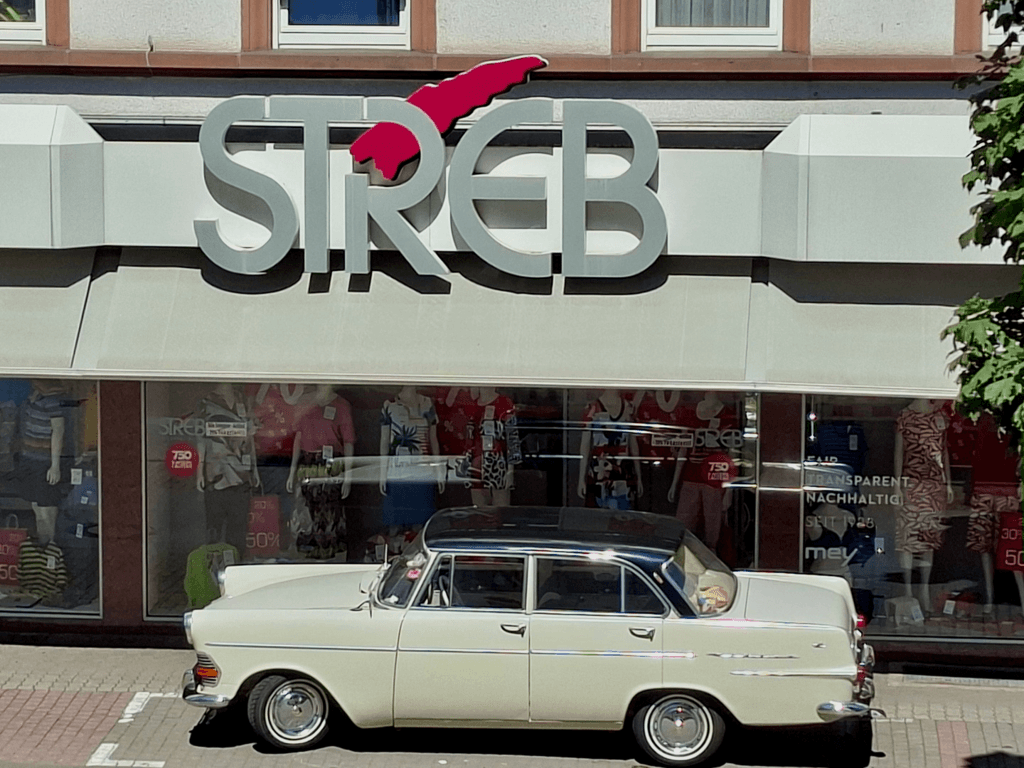 Modehaus Streb Ladenfront mit Oldtimer
