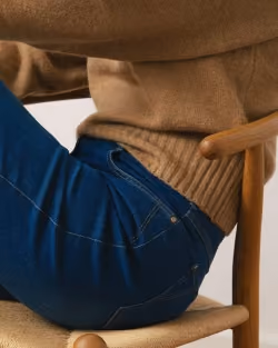 Relaxed Fall Kollektion, blaue Jeans und ockerfarbener Pullover