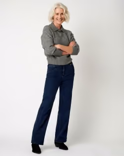 Relaxed Fall Winterkollektion, grauer Pullover und blaue Jeans