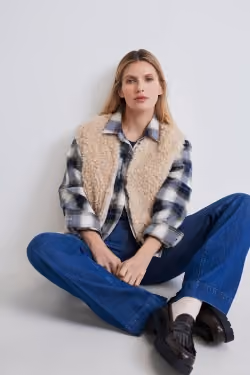 Rabe Winterkollektion, blaue Jeans und weiß-grau kariertes Hemd